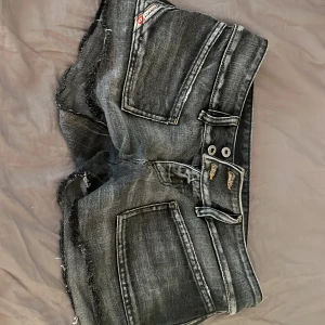 Grå jeansshorts från Disel  - Storlek xs/s                                                                  Omsyda och lågmidjade 