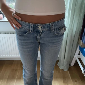 lågmidjade utsvängda jeans  - från Gina Young i storlek 164💗innerben 76, midjemått rakt över 34!