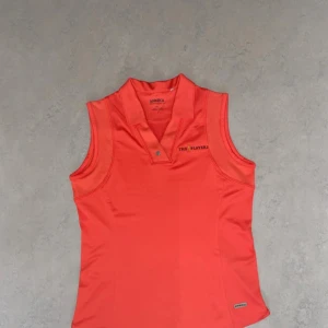 Skrik Korall Färgad Golf Tröja Utan Ärmar - Har aldrig använt den, ingen slitage, i princip helt ny.