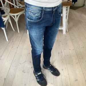 Replay Anbass Hyperflex jeans  - Sjukt feta Replay jeans i modellen Anbass Hyperflex i perfekt skick 🙌 skriv vid fråga 👍 Storlek 31/32