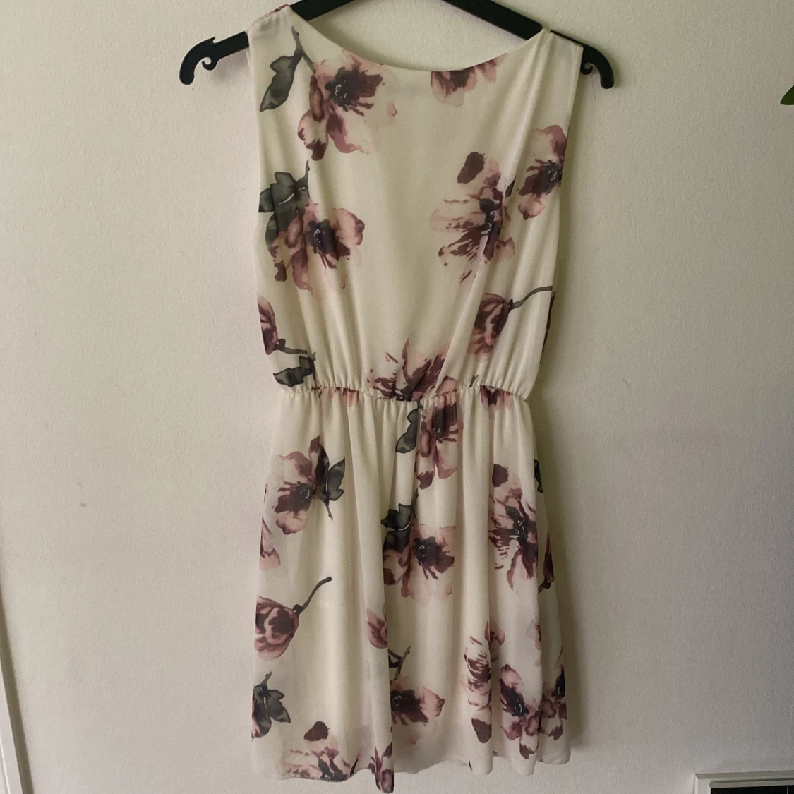 Blommig kortklänning från Hailys - 2