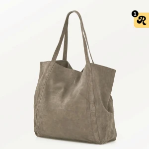 Mocka väska från Beck Söndergaard  - Superfin mockaväska från Beck Söndergaard! Väskan är i mycket gott skick och har blivit väl omhändertagen. Den är vattenimpregnerad och har inga fläckar från vatten. Det finns ett litet märke på nedre delen av väskan, men annars är den i toppskick! 💌 Skriv gärna för fler bilder eller frågor! 