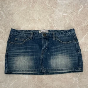 Jeanskjol - Jag säljer denna skitsnygga jeanskjolen från Sicko 19. Det är en vintage miniskirt i storlek 36. Tyvärr inte min storlek därav vill jag sälja! 