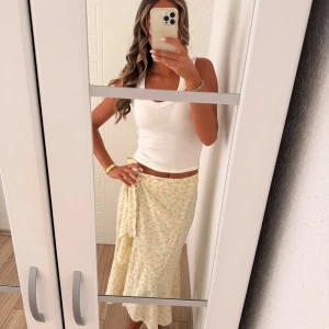 Blommig omlottkjol  - Superfin kjol som aldrig kommit till användning, storlek 36 