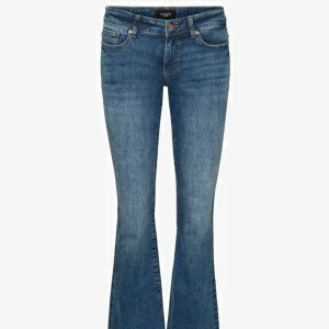 Blå bootcut jeans med låg midja - Snygga blå jeans med bootcut och låg midja. Jeansen har klassisk femficksdesign, dragkedja och knapp framtill. Materialet är stretchigt denim som sitter skönt och formar sig efter kroppen. Perfekta för dig som gillar en retroinspirerad look.