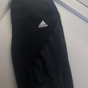 Adidas träningsbyxor  - Svarta träningsbyxor från Adidas. Snygg och sportig design, perfekta för träning, idrotten eller chill. I superbra skick då den aldrig har varit använd innan. Skriv privat ifall ni vill ha fler bilder! 🤍🤍