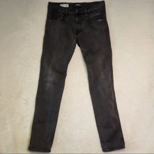Replay Hyperflex Anbass - Snygga svarta Replay Hyperflex X-Lite Re-Used Anbass jeans, nypris 1899kr. Fint skick! Storlek 32. Hör av er vid fundering och intresse!