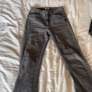 Grå bootcut jeans från Only - Snygga grå jeans från Only. Jeansen har en något utsvängd benvidd och är tillverkade i mjukt denimtyg som sitter skönt hela dagen.