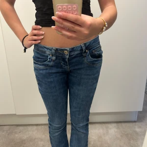 Blå jeans från LTB Blue Addicted - Säljer ett par klassiska blå jeans från LTB Blue Addicted i storlek XS. Jeansen har låg midja och är bootcut i storlek 26/30 