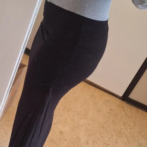 Svart långkjol - Svart tight kjol med scrunched sidor, sitter supersnyggt men använder bara den inte längre