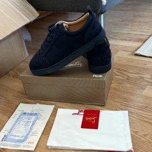 Mörkblå sneakers från Christian Louboutin - Hej jag säljer mina skor som är helt nya och allt följer med 