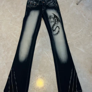 Crazy Age Jeans - Skitcoola Crazy age jeans storlek 34. Fin kvalité utan defekter. Skitsnygga men passar tyvärr inte mig. 