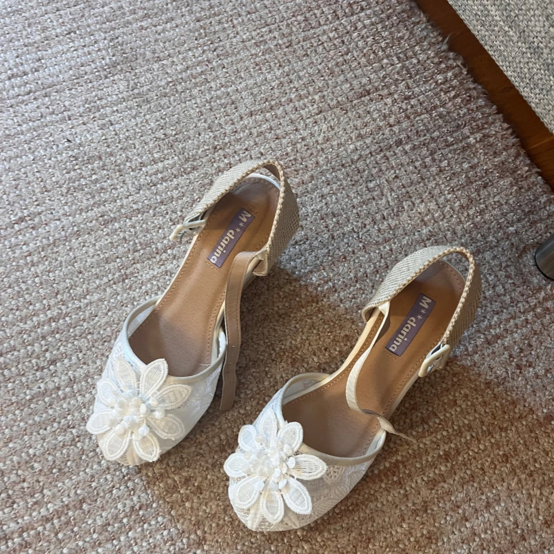 Vita kilklackade sandaler med spets - 1