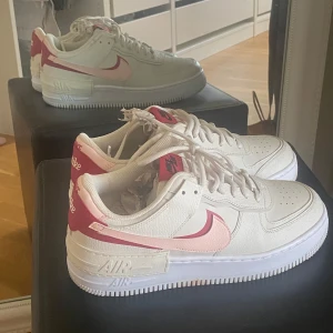 Air Force  - Använda 1-2 gånger men ser helt nya ut bara lite smutsiga på botten. Vet inte om dessa säljs längre men jag vet att de är väldigt svåra att få tag på.