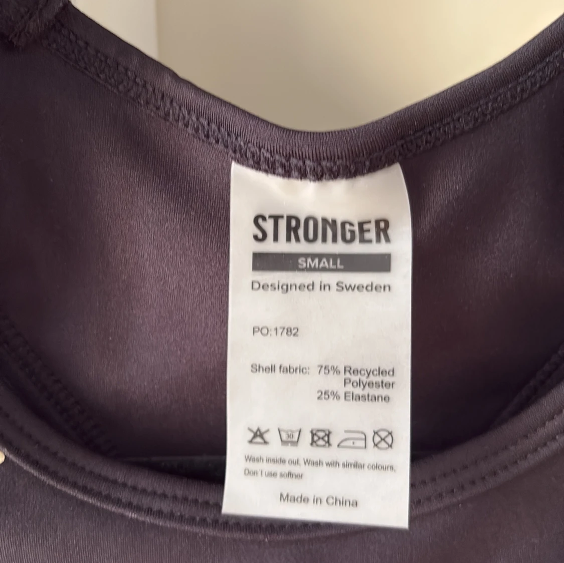 Svart sporttopp från Stronger - 2