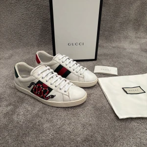 Gucci snake skor  - Hej! Säljer nu dessa väldigt populära och sällsynta Gucci Snake Skorna! Storlek UK 6 vilket motsvarar 40-41! Skick 9,5/10 (inprincip helt nya) ny pris= 9500 kr, Säljs för 2699 kr! OG tillkommer vid köp! OG tillkommer vid köp, box och äkthetsbevis!  Kvitto finns 