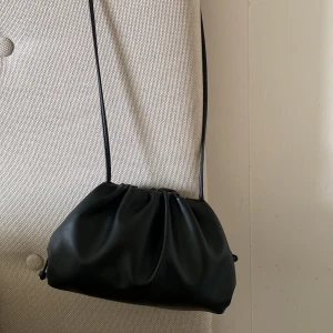 Clutch ifrån Raffinato💞 - Jättefin clutch ifrån Raffinato, köpt för 599kr men säljer för 450kr💞väskan är i st medium & det får plast med väldigt mycket grejer!!💞pris kan diskuteras💞