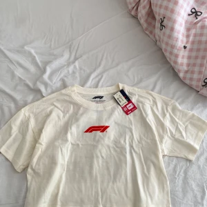 Formula cropped tshirt - Helt ny köpt i usa