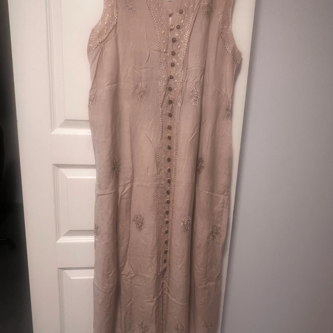 Beige långklänning med broderi och knappar