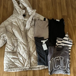 Inspoco paket strl S  - Säljer en beige pufferjacka från New Yorker med quiltat mönster och stor huva. Jackan har dragkedja framtill och två fickor på sidorna. Perfekt för kyliga dagar och riktigt skön att bära. Passformen är normal och jackan är lätt att matcha med olika outfits.Jackan saknar bara en ”drag” knapp, men de kan man lätt fixa. Obs kolla bild   -En tröja/blus med prislappen på  -En tröja  -En klänning - En lite längre tunika  Allt strl S  #inspocopaket