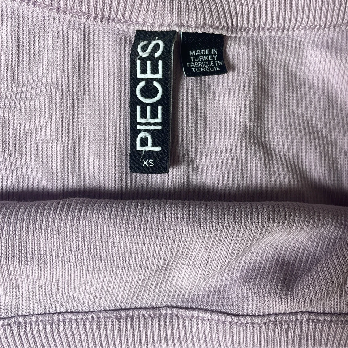 Ljuslila ribbad linnetopp från Pieces - 2