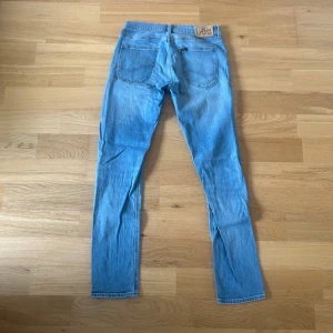 Lee jeans  - Ett par jeans i absolut topp skick och som dessutom har en extremt snygg tvätt. Nypriset på dessa jeans ligger på runt 1000kr. Längden på byxorna är 101cm och midjan 37cm jämför gärna med ett par egna och sen är det fritt fram att använda ”köp nu”.