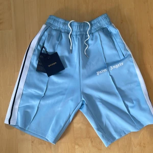Palm angels shorts (Baby blue) - Säljer nu dessa sjukt snygga Palm angels shorts i storlek S. Endast använda 3 gånger och jag har även kvar tagsen😁Passar sjukt bra till lite mer tillbakalutade plagg! Om ni har frågor osv är det bara att skriva så ger jag den support jag kan😁🙌 