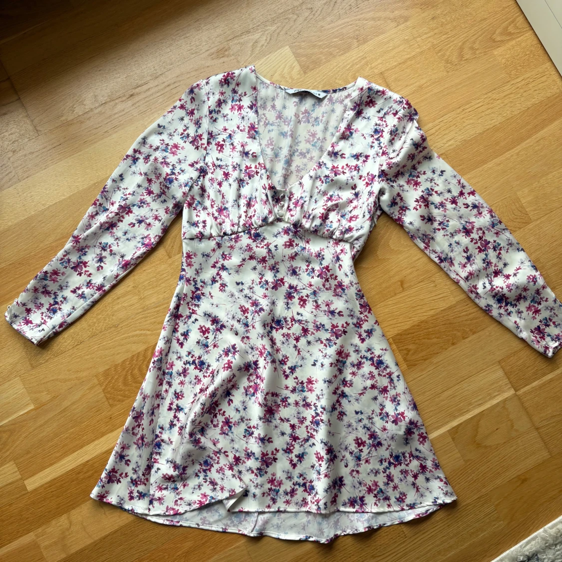 Blommig kortklänning - 4