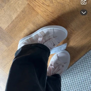 Adiddas campus  - Jätte fina rosa Adidas campus sneakers, säljer då jag har för många skor.❤️❤️skriv för egna bilder, dem är inte använda så mycket men inte i ny skick men går att tvätta och fixa till. Skriv vid frågor! Pris duksiterbart 