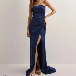 Marinblå balklänning  - Klänning jag köpte till min bal men gick aldrig till användning då jag hitta en jag gillade mer. Ingen prislapp men aldrig använd. Köpt för 799kr. Privata bilder kan skickas efter den 6 augusti.