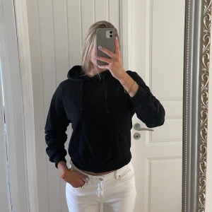 Svart hoodie - Säljer denna svarta hoodie med klassisk huva och snörning, då den inte kommer till användning. Skriv vid frågor eller fler bilder! 🥰