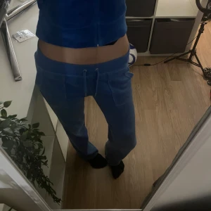 Juicy byxor  - Säljer nu min juicy byxor i xxs och tröja från hm i xxs. Man får alltså med juicy byxorna och tröjan på bilden. Priset är desamma med tröjan som utan