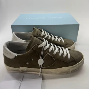 Philippe model skor (PRSX) - Skick 9/10 och har pristag kvar | Storlek 42 men kan passa upp till 43 | Nypris 3700kr och vårt pris 2199kr! | Allt og plus kvitto medföljer | Kobtakta gärna oss vid eventuella frågor🙌😊