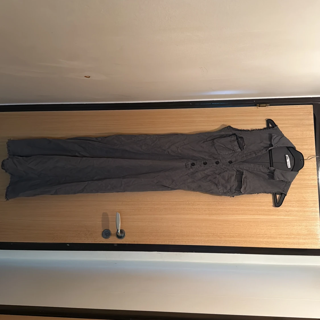 Grå långklänning med knappar