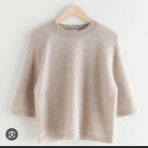 & other stories stickad tröja  - En populär slutsåld tröja från other stories i topp skick. Hör av er för fler frågor och bilder🥰
