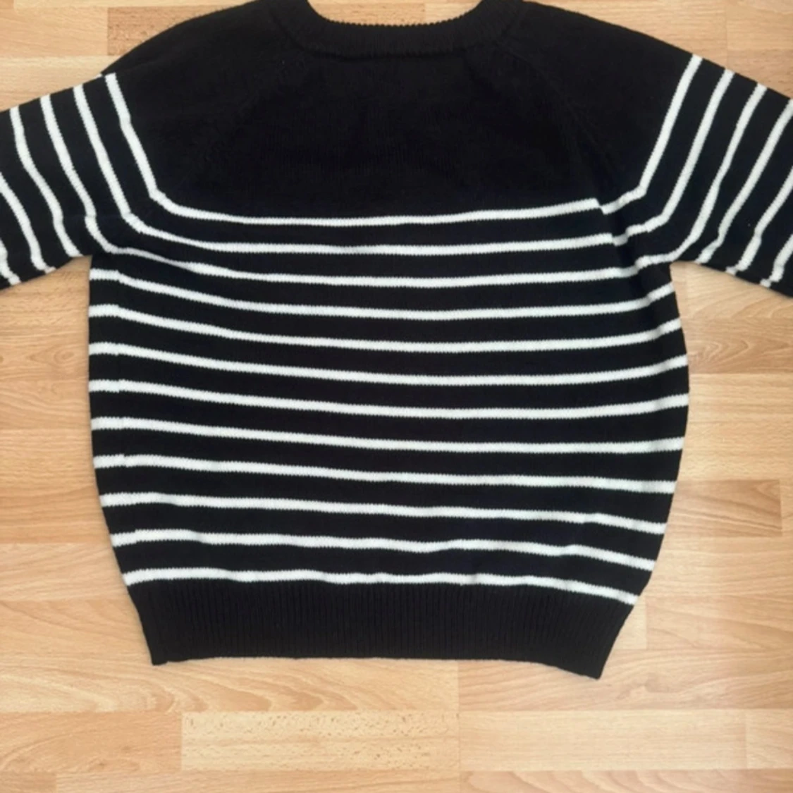 Ny. Svartvit randig stickad tröja L - 1
