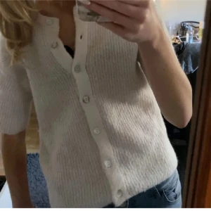 vit stickad kofta med knappar.  - superfin stickad kofta från gina. använd men fint skick, så inte några särskilda defekter. jätte fin och gullig.  (lånad bild )💕💕