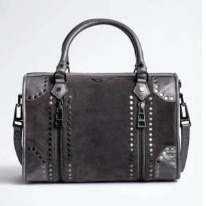 Zadig & Voltaire Sunny Medium Grey Suede Bag - Zadig & Voltaire väska i modellen Sunny medium #2. Grå färg med mocka/suede läder. Mått: bredd x höjd x djup: 34 x 23 x 17 cm