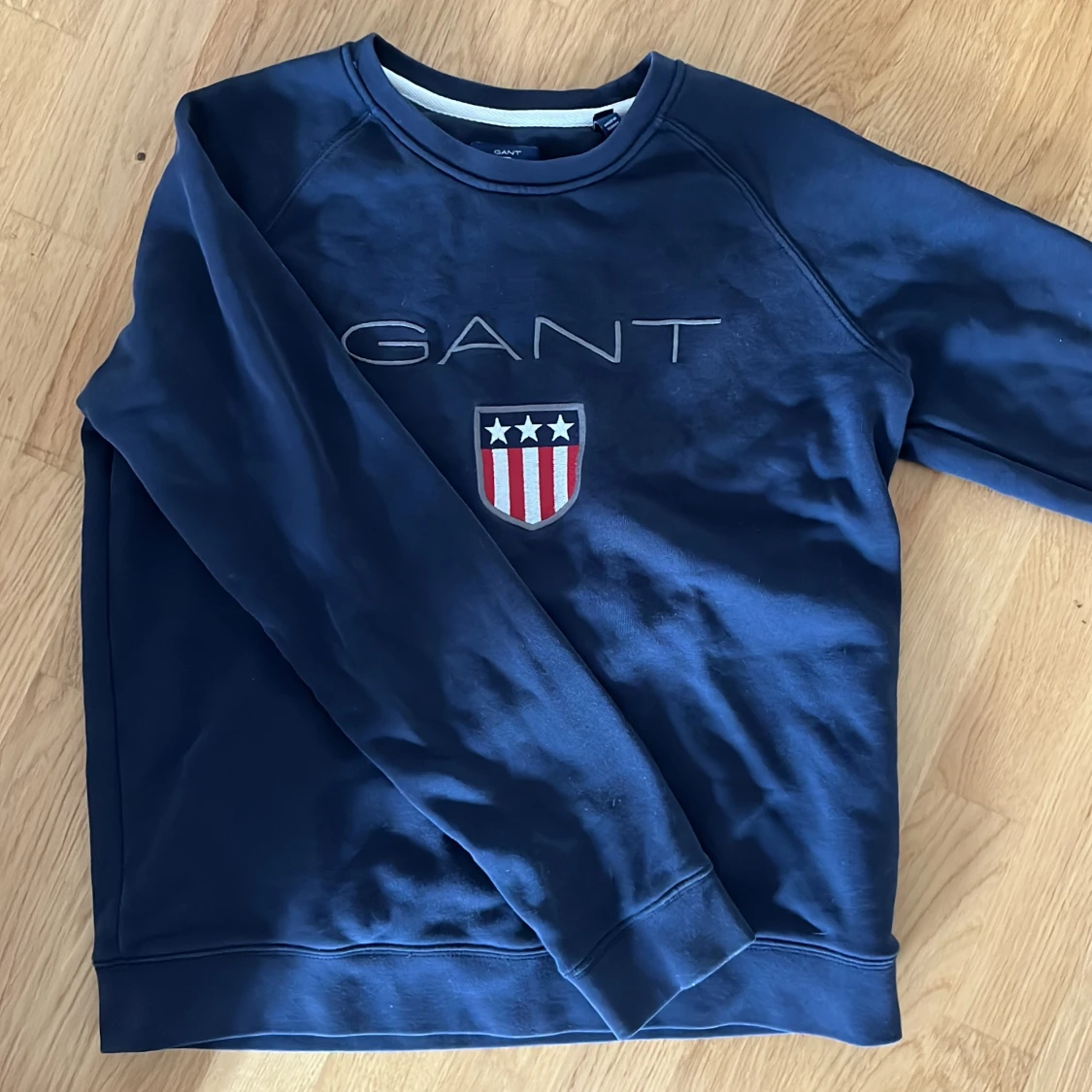 Mörkblå sweatshirt från GANT