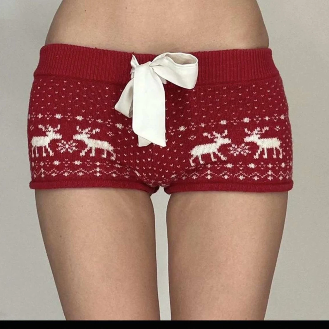 Vinröda shorts med rosett - 3