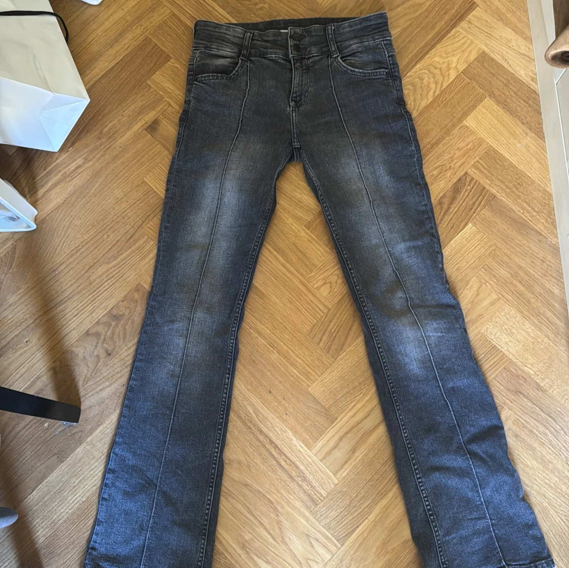 Svarta lågmidjade jeans 36