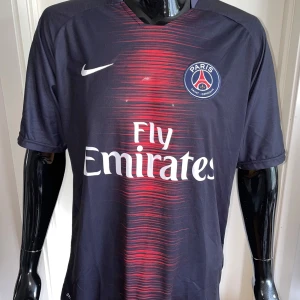 Psg mbappe 7 storlek L - Storlek: L Fin replika  med grym kvalitet  Helt ny och oanvänd  Pris: 300:-  Först till kvarn 