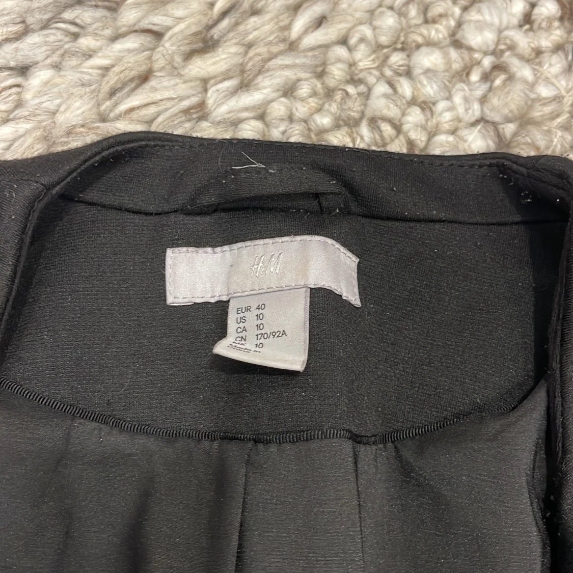 Svart kavaj med volang från H&M - 1