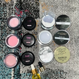 Stort nagelkit  - Nagel produkter från bano beauty miss fancy och Luu nails. Vissa grejer är helt nya o resten är knappt använda. Köpte själv allt för cirka 10000. Man kan köpa grejer separat också. Fynda på.