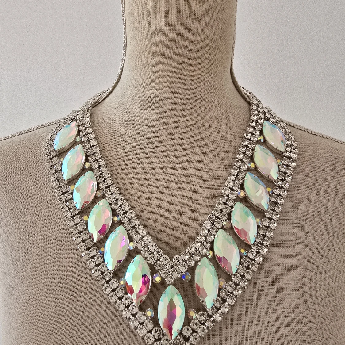 Glittrigt statement-halsband med stenar