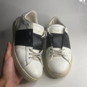 Valentino Open -  | Valentino Open | Storlek 42 | Ingår dustbag | Skick 8/10 | Nypris 6000kr Mitt pris endast 2499 kr men kan diskuteras vid snabb affär.
