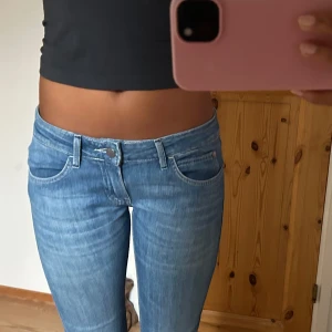 Wrangler bootcut jeans ljusblå - Säljer ett par ljusblå låga bootcut jeans från Wrangler.