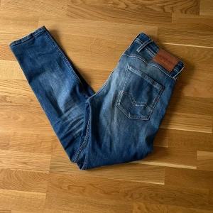 Replay anbass slitningar  - Replay jeans med slitningar i modellen anbass. Storlek 30x30 kom dm ifall ni undrar över mått eller någon bild!