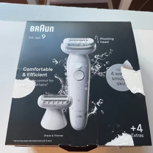 Braun Silk-épil 9 epilator med tillbehör - Braun Silk-épil 9 epilator i vitt med silverdetaljer, levereras med flera tillbehör som rakhuvud, trimmer och praktisk grå förvaringsväska. Laddare och manual ingår. Ergonomisk design och svängbart huvud för smidig hårborttagning. 