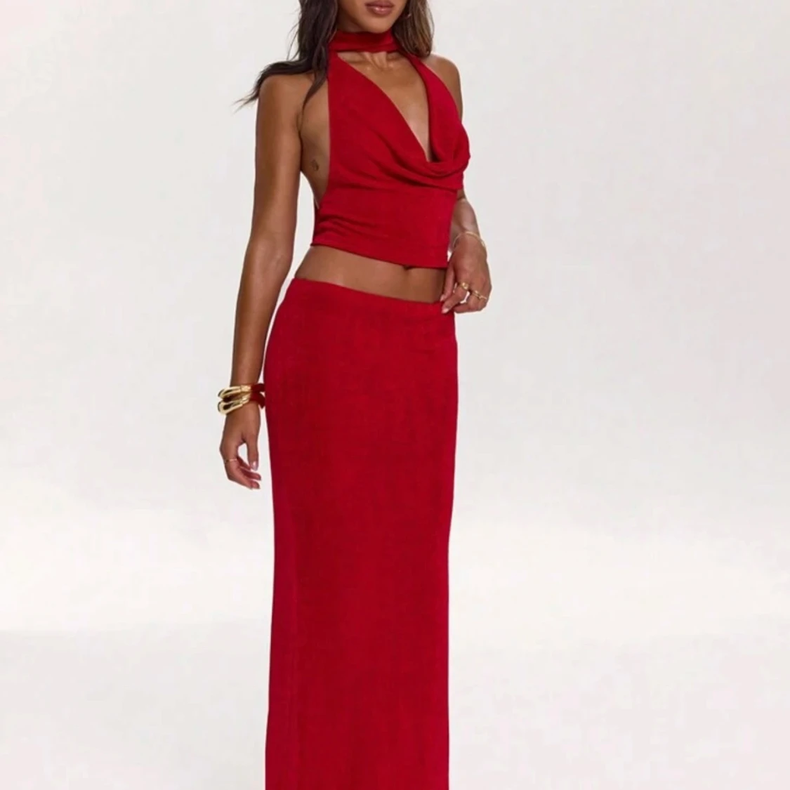 Rött set med långkjol och topp med knytning runt halsen - 1